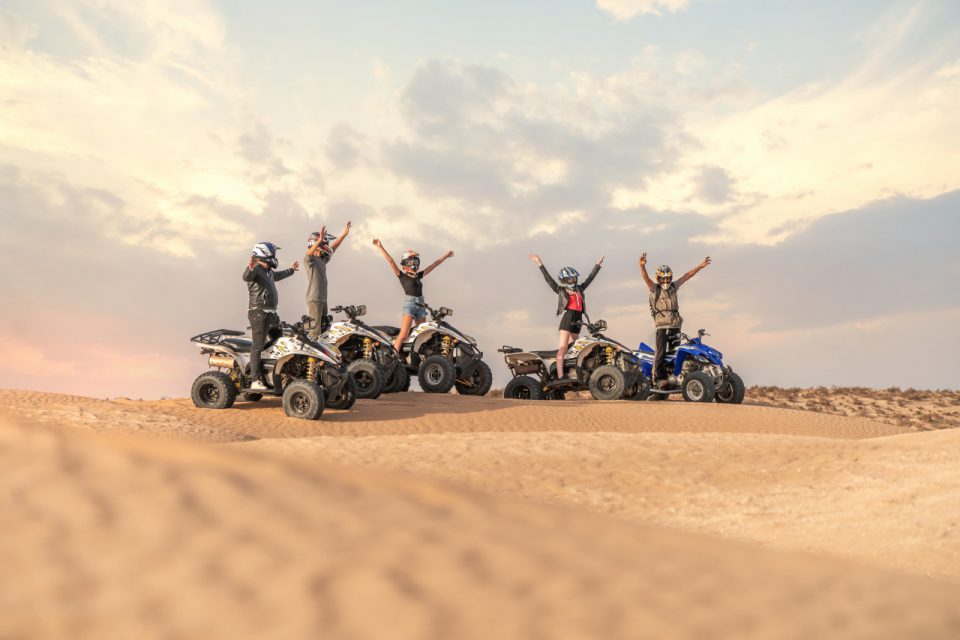 Groupe de jeunes sur des quads - 1280x853