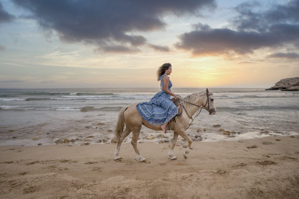 Photo d'équitation près de l'océan - 1280x765